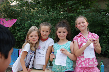 Ganztagsgrundschule feiert Sommerfest mit rund 400 Kindern und Familien: Große Sommersause in der Albert-Schweitzer-Schule