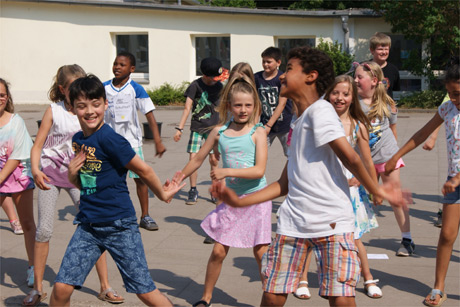 Ganztagsgrundschule feiert Sommerfest mit rund 400 Kindern und Familien: Große Sommersause in der Albert-Schweitzer-Schule