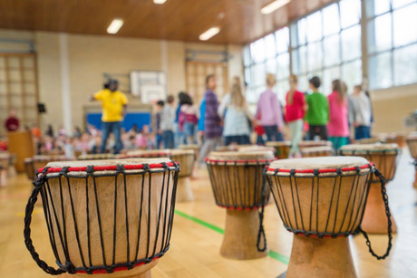 Zauber aus 400 Trommeln an der ASS: Schule im Takt