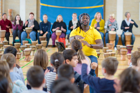 Zauber aus 400 Trommeln an der ASS: Schule im Takt