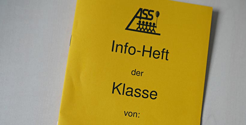 Für eine gute Zusammenarbeit zwischen Eltern und LehrerInnen: Das 'gelbe Infoheft'.
