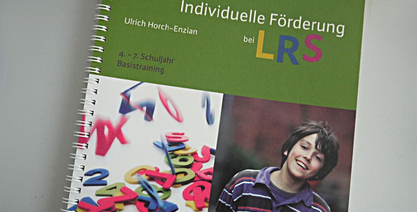 Kinder mit Lese-Rechtschreib-Schwäche (Legasthenie) nehmen im vierten Schuljahr am Förderunterricht LRS teil.